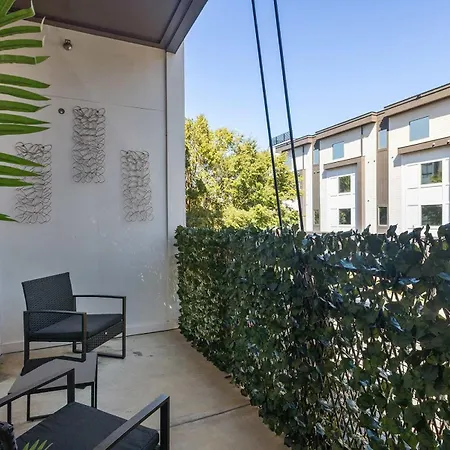Spacious 2bd With Private Balcony And Free Parking 2