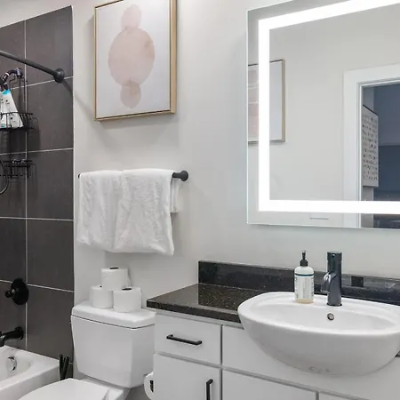 Spacious 2bd With Private Balcony And Free Parking 2 Charlotte
