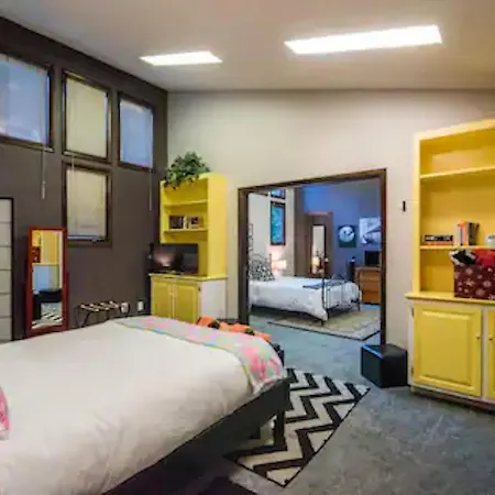 The Guest House, 2br, Historic Uptown Apartment *