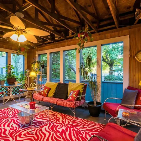The Guest House, 2br, Historic Uptown