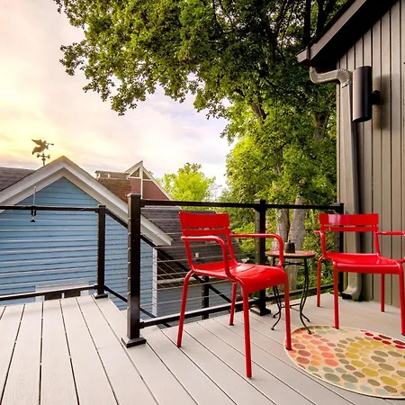 Cityscape Studio, Huge Deck, Stunning Views Apartment