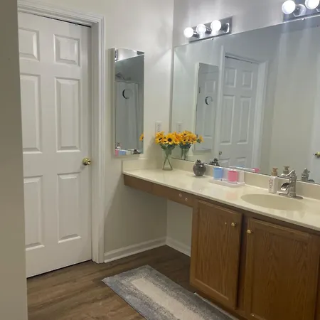 Charming Entire 3 Bedrooms House With Ac And Wifi *