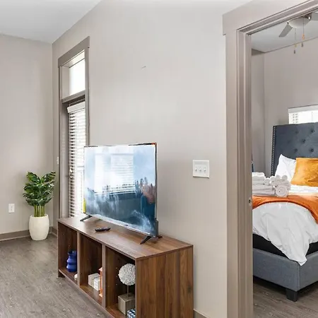 Chic Uptown Unit With Gym, Pool *