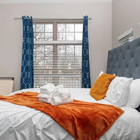 Chic Uptown Unit With Gym, Pool Apartment *