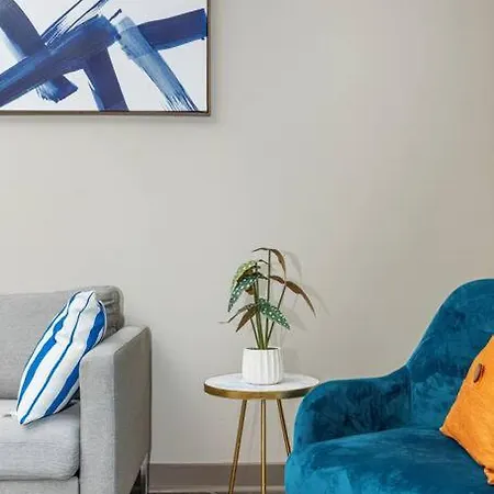 Apartment Chic Uptown Unit With Gym, Pool