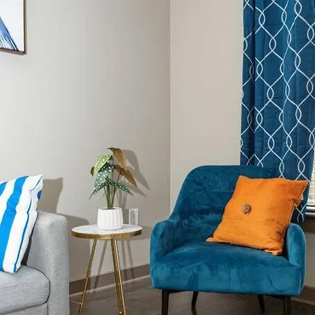 Chic Uptown Unit With Gym, Pool