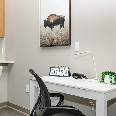 Apartment Chic Uptown Unit With Gym, Pool
