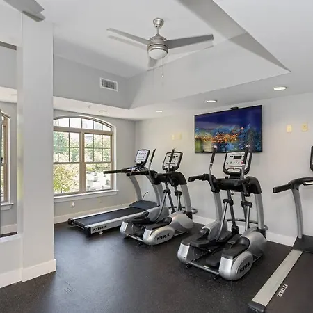 Chic Uptown Unit With Gym, Pool Apartment *