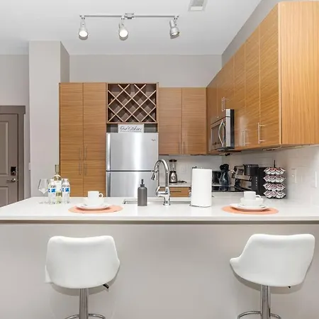 Chic Uptown Unit With Gym, Pool *