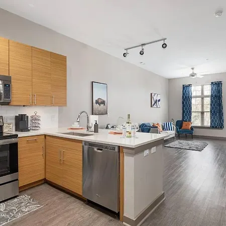 Chic Uptown Unit With Gym, Pool