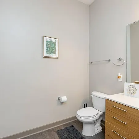 Chic Uptown Unit With Gym, Pool Apartment *