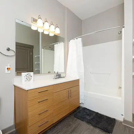 Chic Uptown Unit With Gym, Pool *
