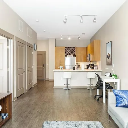 Chic Uptown Unit With Gym, Pool