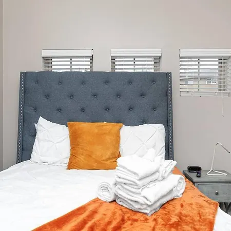 Chic Uptown Unit With Gym, Pool Apartment *