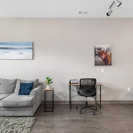 Uptown Elegance Gym, Pool, Wine Apartment *