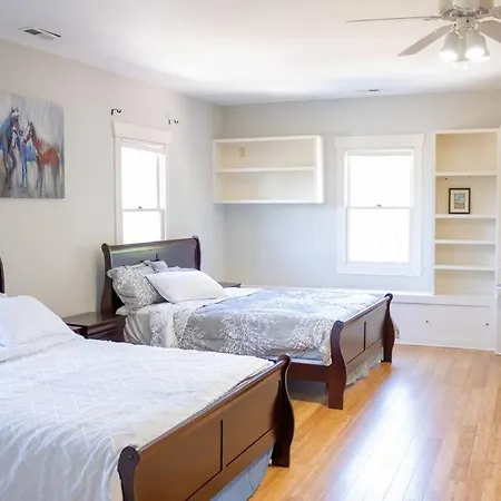 Spacious And Stylish House Holiday home