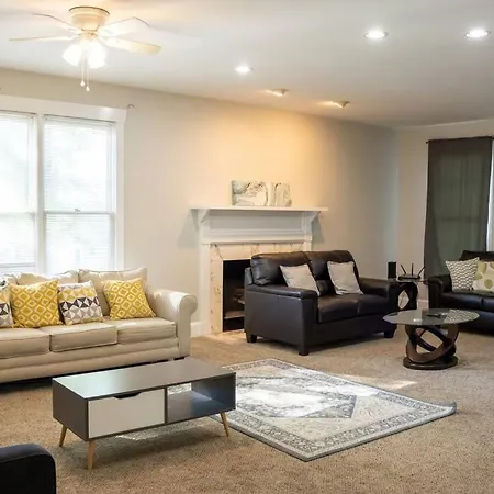 Spacious And Stylish House Holiday home Charlotte