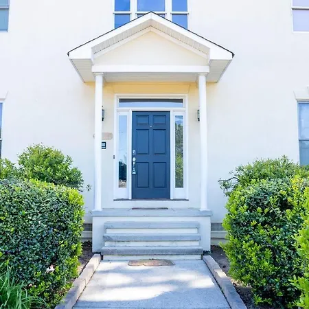 Spacious And Stylish House Holiday home Charlotte
