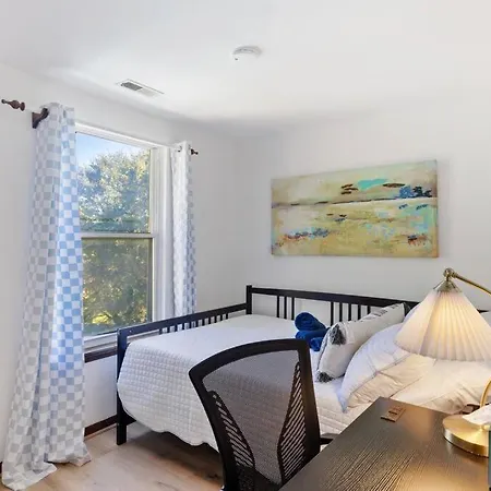The Poolside Retreat - Spacious 4 Bdrm With Pool, Hot Tub,firepit,games,dogs Welcome Charlotte