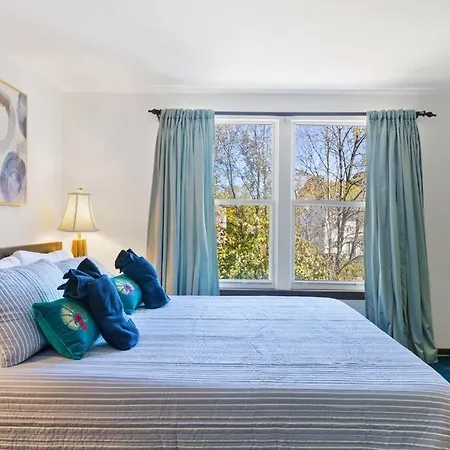 The Poolside Retreat - Spacious 4 Bdrm With Pool, Hot Tub,firepit,games,dogs Welcome Holiday home *