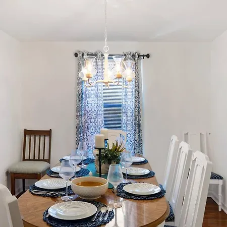 Holiday home The Poolside Retreat - Spacious 4 Bdrm With Pool, Hot Tub,firepit,games,dogs Welcome Charlotte