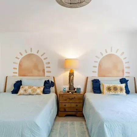 The Poolside Retreat - Spacious 4 Bdrm With Pool, Hot Tub,firepit,games,dogs Welcome Holiday home