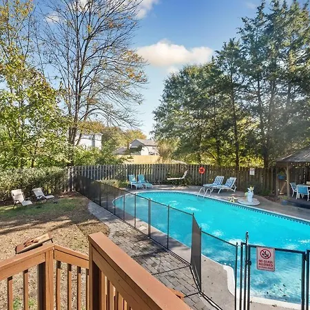 The Poolside Retreat - Spacious 4 Bdrm With Pool, Hot Tub,firepit,games,dogs Welcome Holiday home Charlotte