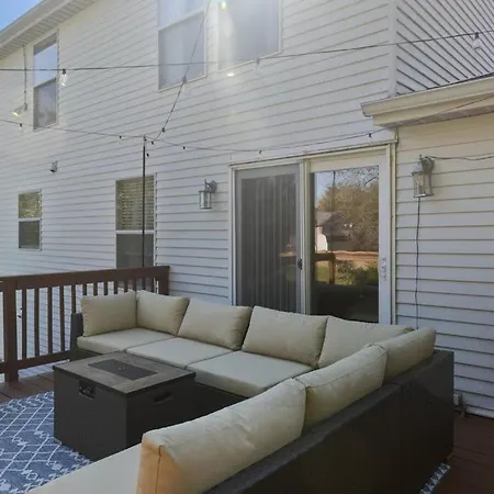 The Poolside Retreat - Spacious 4 Bdrm With Pool, Hot Tub,firepit,games,dogs Welcome *