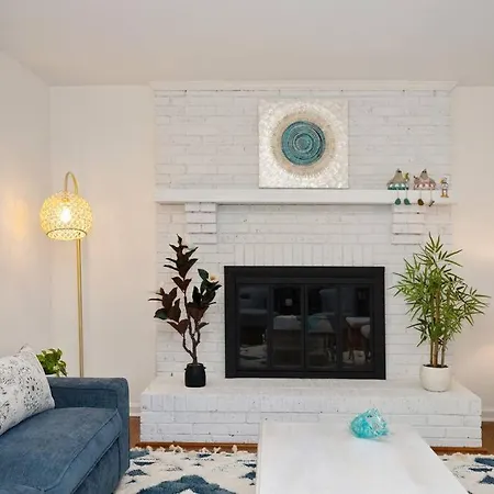 The Poolside Retreat - Spacious 4 Bdrm With Pool, Hot Tub,firepit,games,dogs Welcome Charlotte
