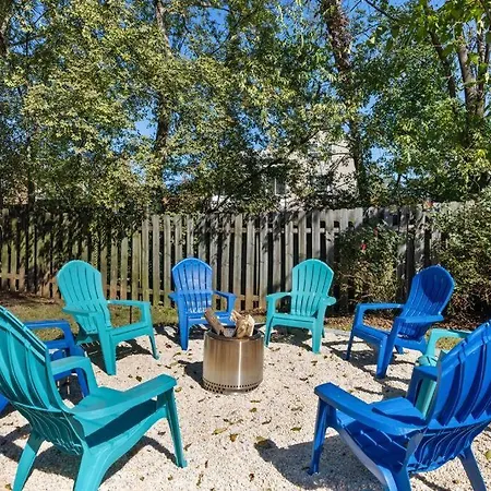 The Poolside Retreat - Spacious 4 Bdrm With Pool, Hot Tub,firepit,games,dogs Welcome * Charlotte
