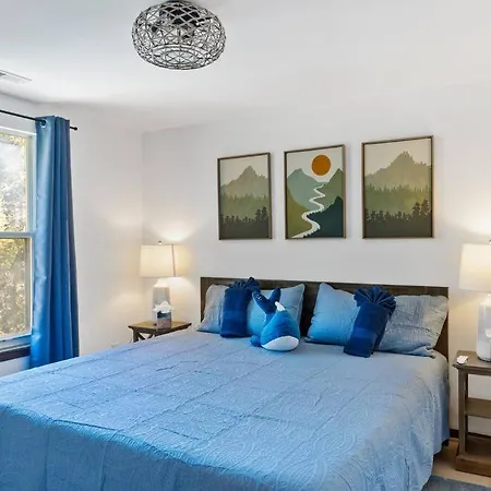 The Poolside Retreat - Spacious 4 Bdrm With Pool, Hot Tub,firepit,games,dogs Welcome Holiday home *