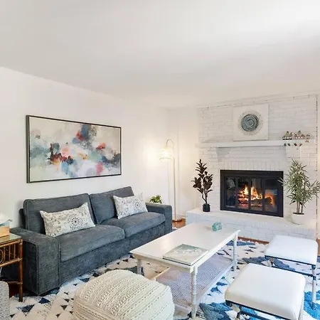 The Poolside Retreat - Spacious 4 Bdrm With Pool, Hot Tub,firepit,games,dogs Welcome Holiday home *