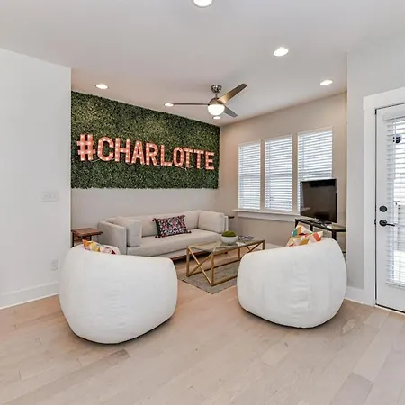 Holiday home On The Move In Plaza Midwood *
