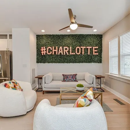 On The Move In Plaza Midwood Holiday home *