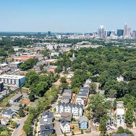 On The Move In Plaza Midwood Holiday home