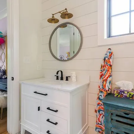 Brand New 5 Bedroom, 5 Minutes To Uptown!