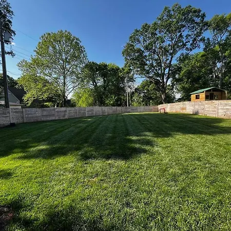 Brand New 5 Bedroom, 5 Minutes To Uptown! Holiday home
