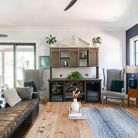 Holiday home Brand New 5 Bedroom, 5 Minutes To Uptown!