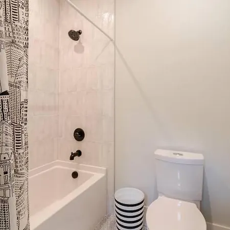 Brand New 5 Bedroom, 5 Minutes To Uptown! Holiday home *