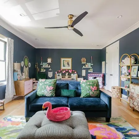 Brand New 5 Bedroom, 5 Minutes To Uptown! Holiday home *