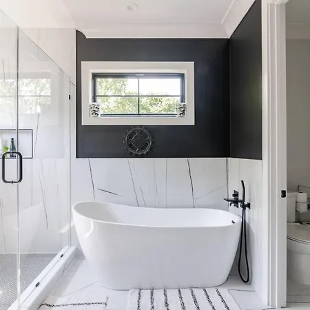 Brand New 5 Bedroom, 5 Minutes To Uptown! Holiday home