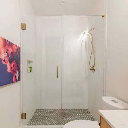 Brand New 5 Bedroom, 5 Minutes To Uptown! Holiday home *