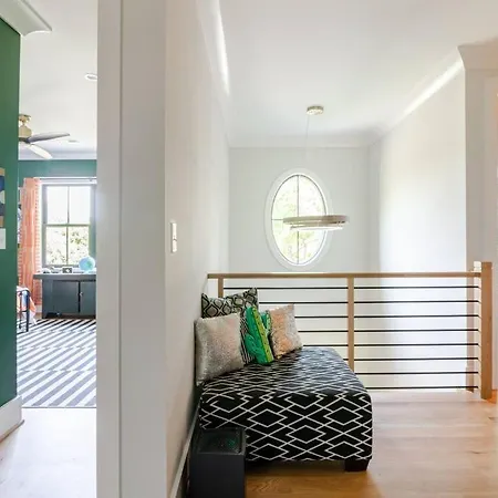 Holiday home Brand New 5 Bedroom, 5 Minutes To Uptown! *