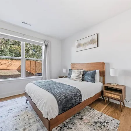 Holiday home Modern 4br Uptown Oasis! *