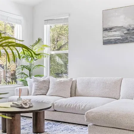 Modern 4br Uptown Oasis!