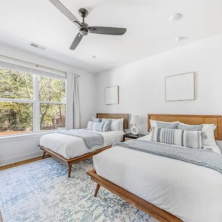 Modern 4br Uptown Oasis! Holiday home
