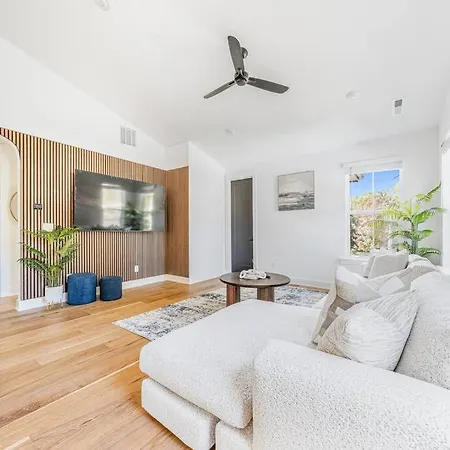 Holiday home Modern 4br Uptown Oasis!