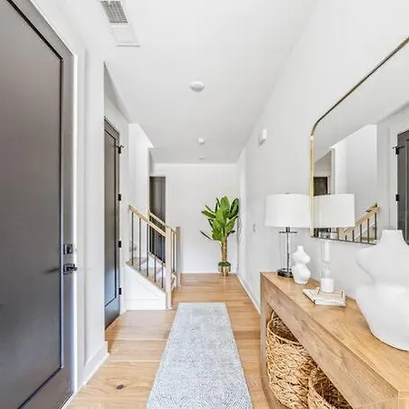 Modern 4br Uptown Oasis!