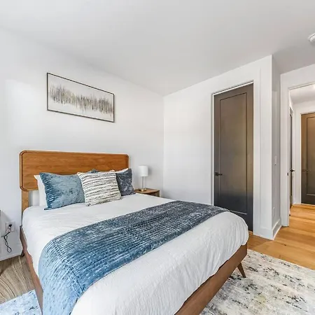 Holiday home Modern 4br Uptown Oasis!