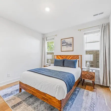 Modern 4br Uptown Oasis! Holiday home